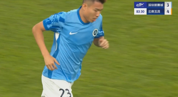 再扳一球！杨一鸣头球砸中李松益入网，新鹏城仍3-4落后玉昆